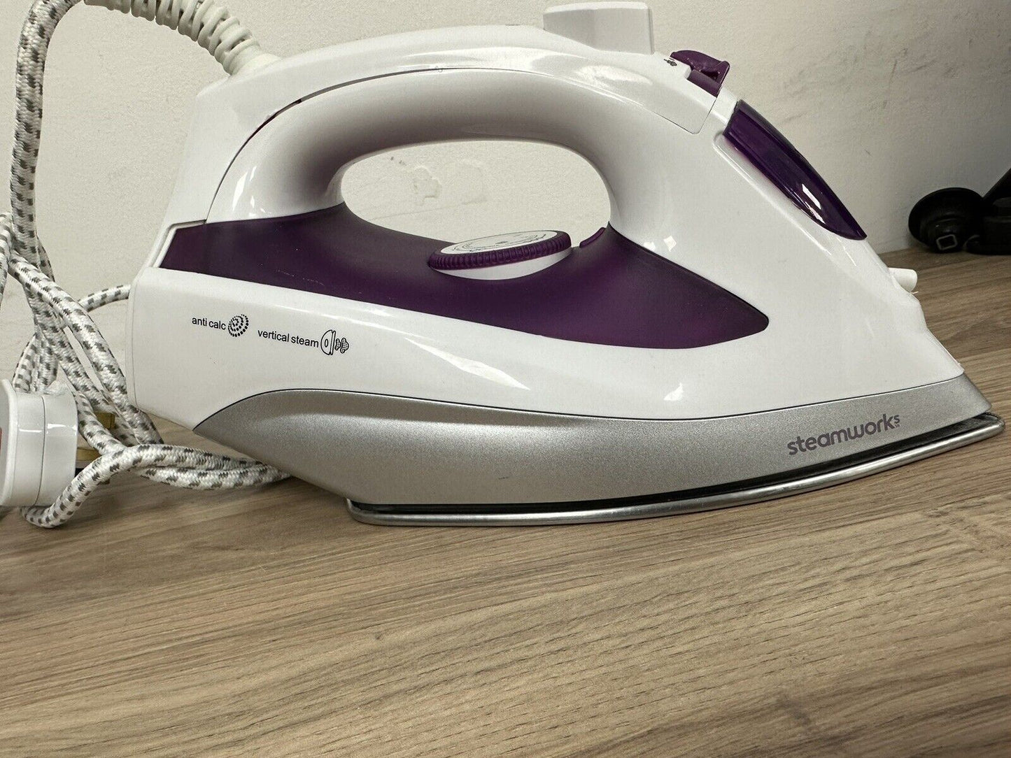 STEAMWORKS STEAM iron ES2325 water refiller prevent limescale clothes steamer