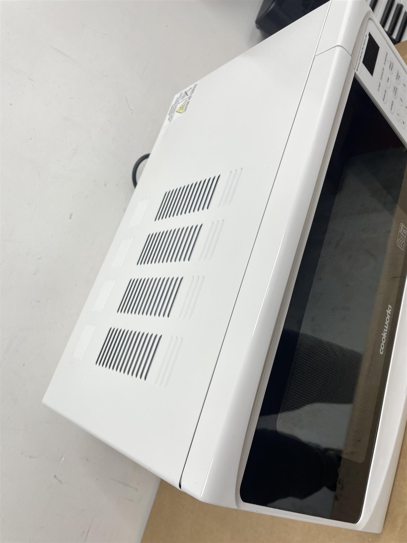 Cookworks Microwave Oven EM7 700W Standard Kitchen Food Reheat Defrost White