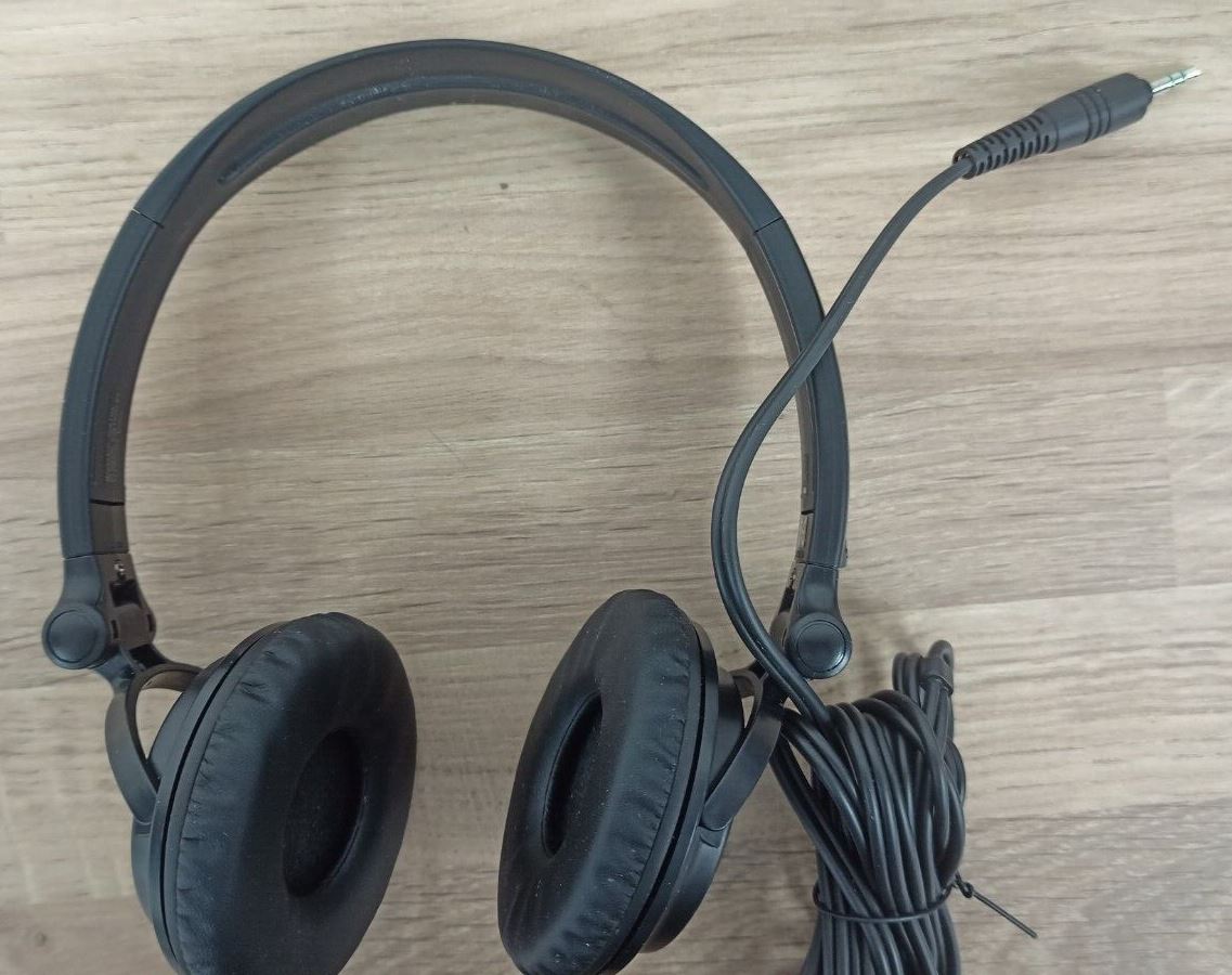 Sony MDRV150 Sound Monitoring DJ Full Ear Headphones Reversible Earcups Stereo