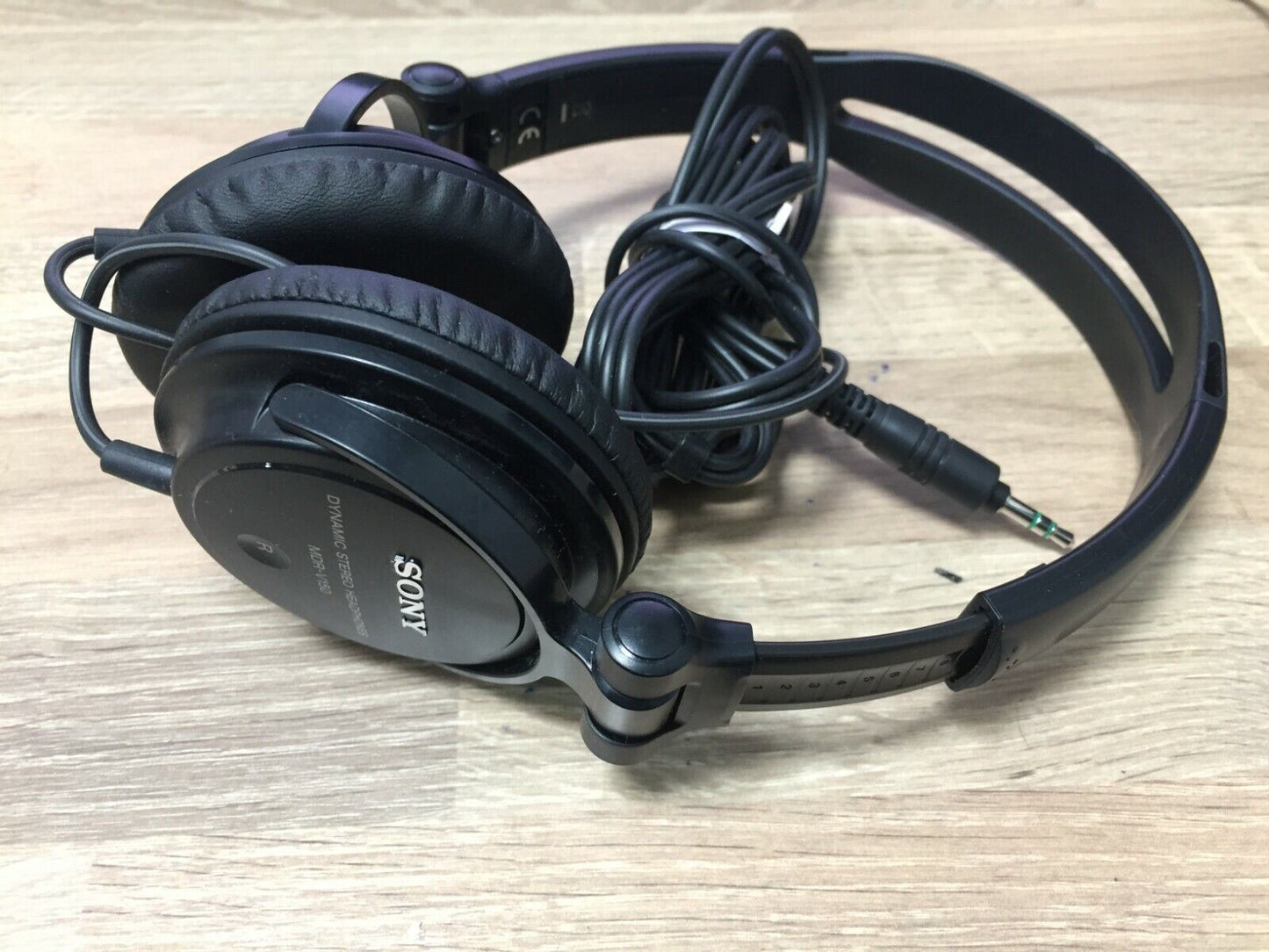 Sony MDRV150 Sound Monitoring DJ Full Ear Headphones Reversible Earcups Stereo