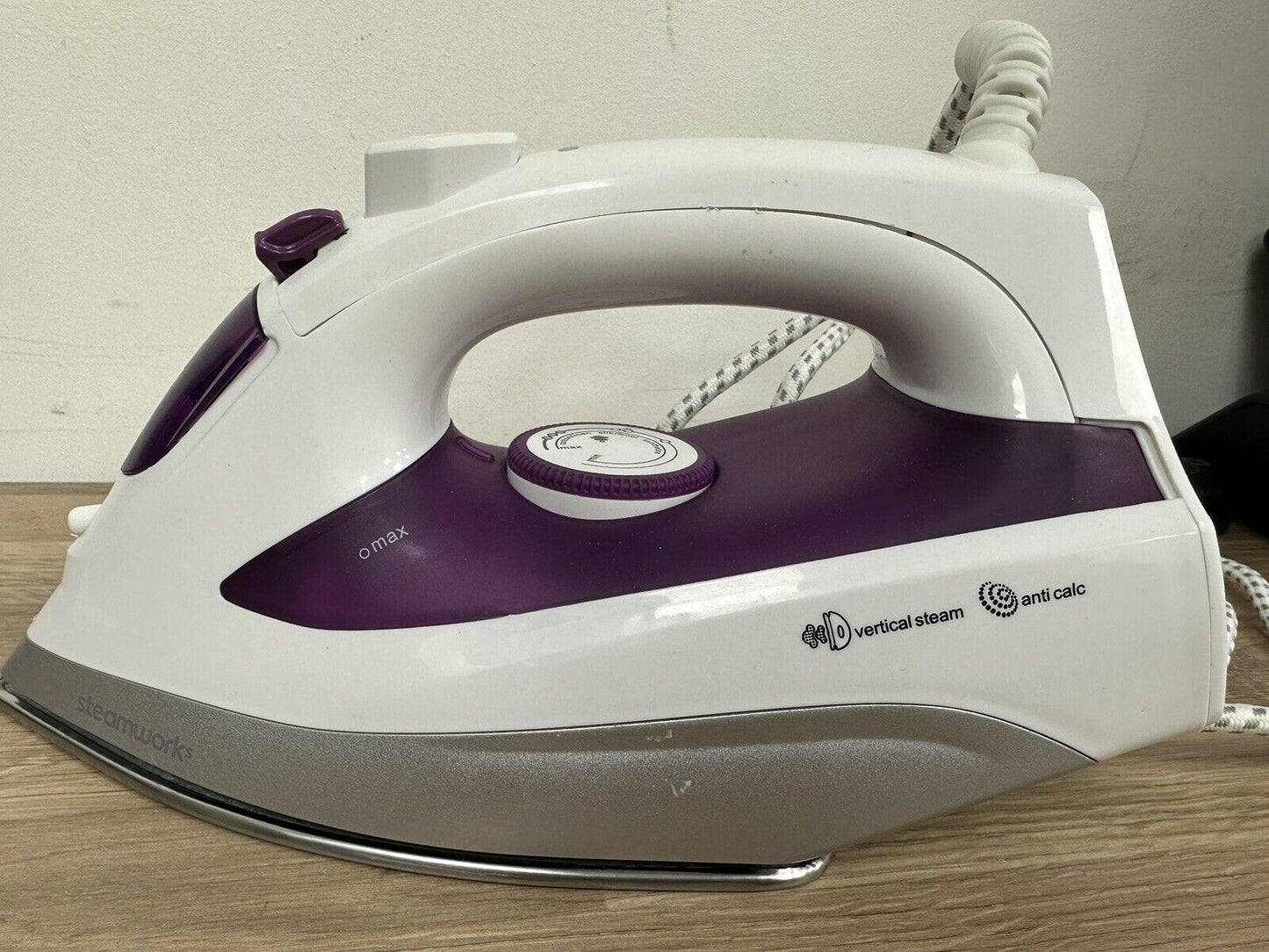 STEAMWORKS STEAM iron ES2325 water refiller prevent limescale clothes steamer