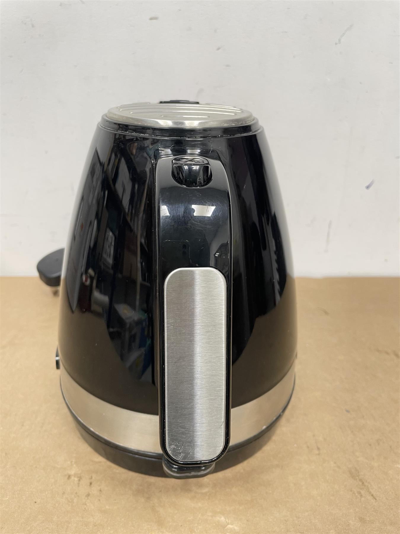 DeLonghi KBLA3001BK Active Line Kettle 360° rotating swivel base 1.7 litres