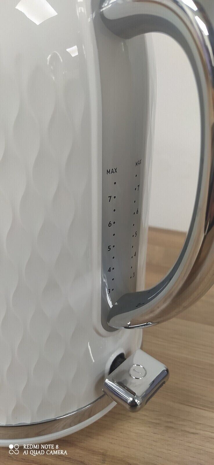 Breville Kettle  VKT117 Electric Jug Water rapid boil modern curve White Chrome
