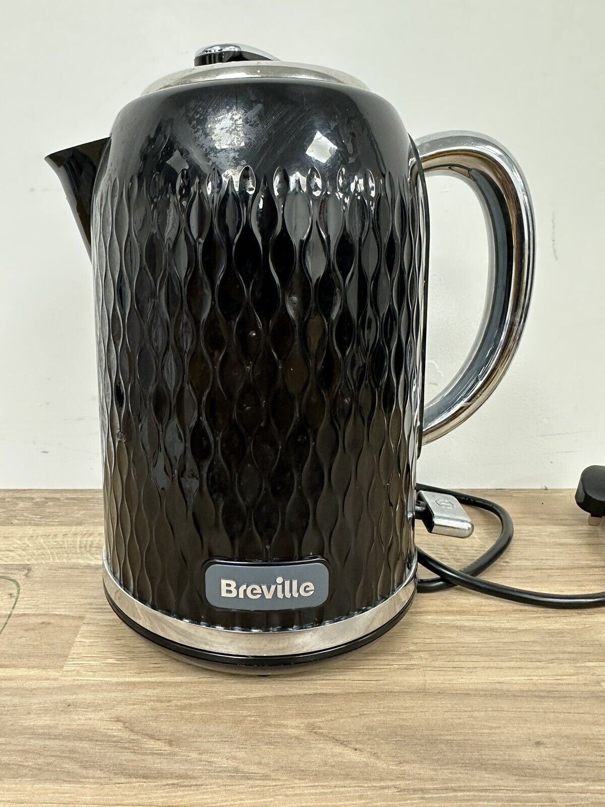 Breville Kitchen Electric VKT017 water Boiler Curve Kettle - Black and Chrome