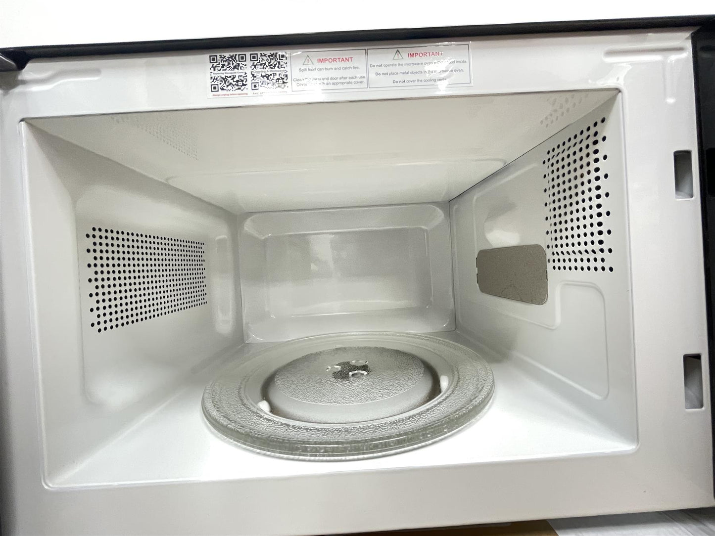 Cookworks 700W Standard Microwave MM7 - Black Defrost MM7 6 power levels