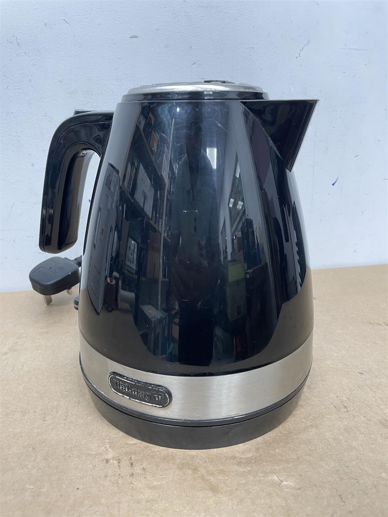 DeLonghi KBLA3001BK Active Line Kettle 360° rotating swivel base 1.7 litres