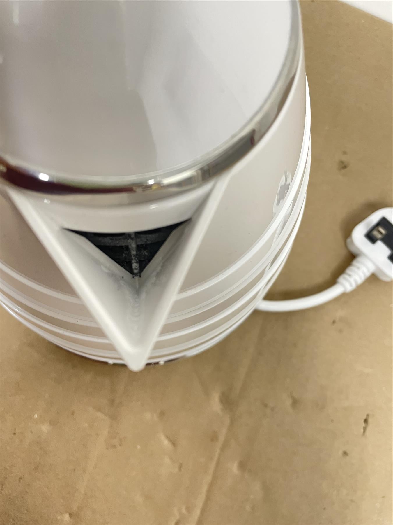 De'Longhi Avvolta Kettle-White & Grey Electric kettle Cordless Stylish kettle