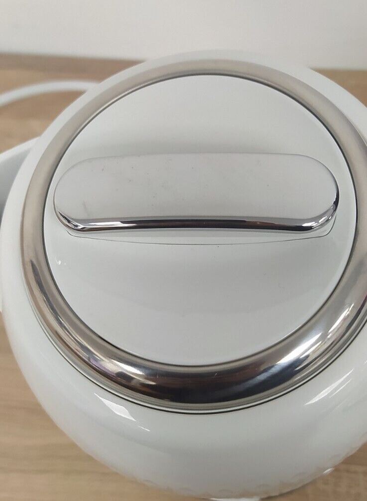 Breville Kettle  VKT117 Electric Jug Water rapid boil modern curve White Chrome