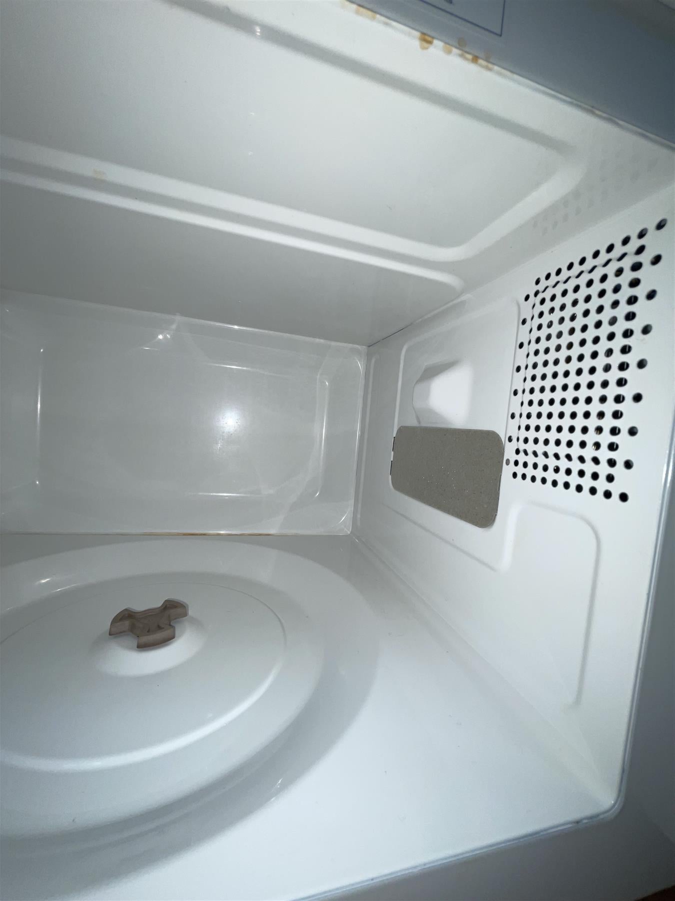 Cookworks Microwave Oven EM7 700W Standard Kitchen Food Reheat Defrost White