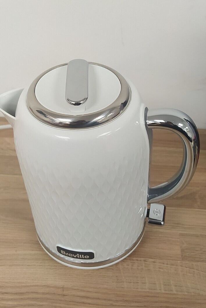 Breville Kettle  VKT117 Electric Jug Water rapid boil modern curve White Chrome