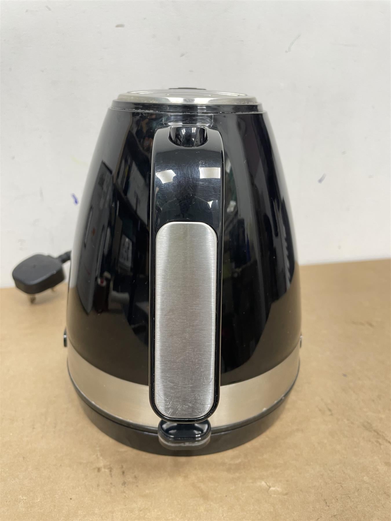 DeLonghi KBLA3001BK Active Line Kettle 360° rotating swivel base 1.7 litres