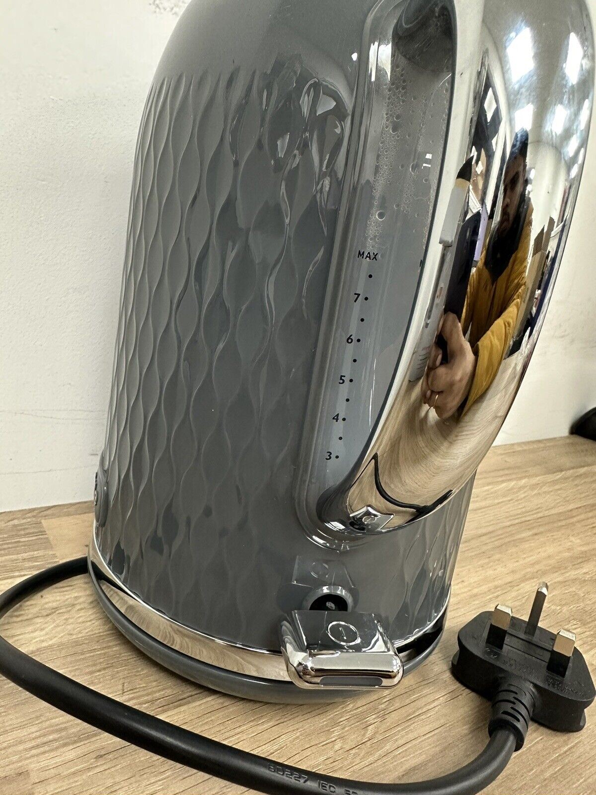 Breville Kitchen 1.7L VKT227 Curve Water rapid boil Kettle - Grey and Chrome