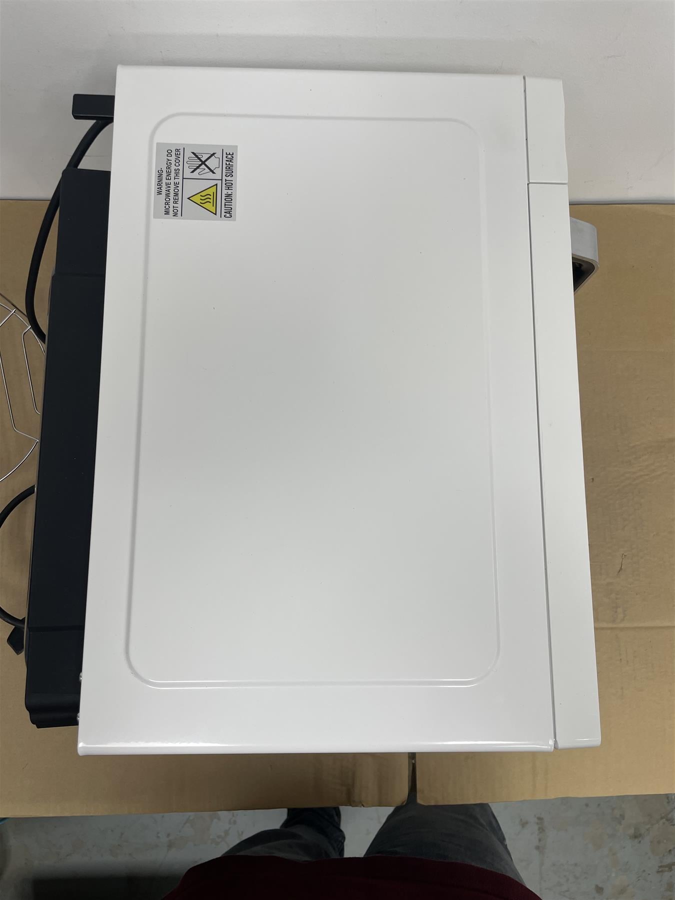 De'Longhi Brillante 23L 900W Combination Microwave - White Defrost option
