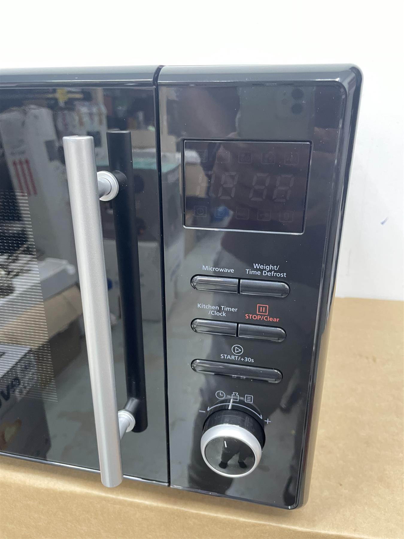 Delonghi 900W Enamel Cavity Solo Food Reheat Defrost Microwave Oven AM9 - Black