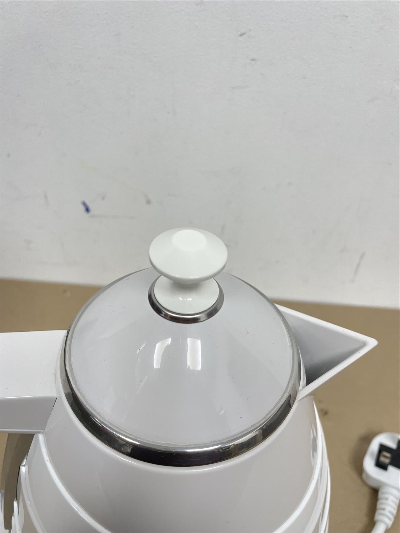De'Longhi Avvolta Kettle-White & Grey Electric kettle Cordless Stylish kettle