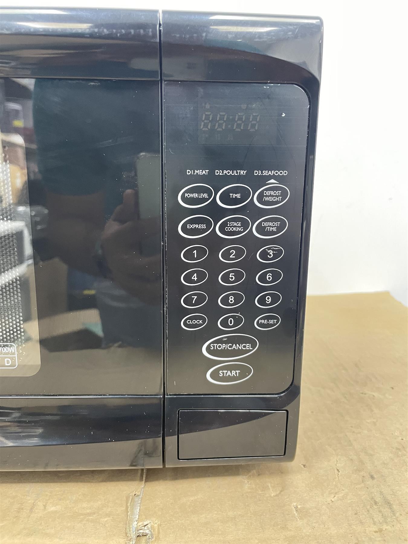 Cookworks 700W Standard Microwave MM7 - Black Defrost MM7 6 power levels