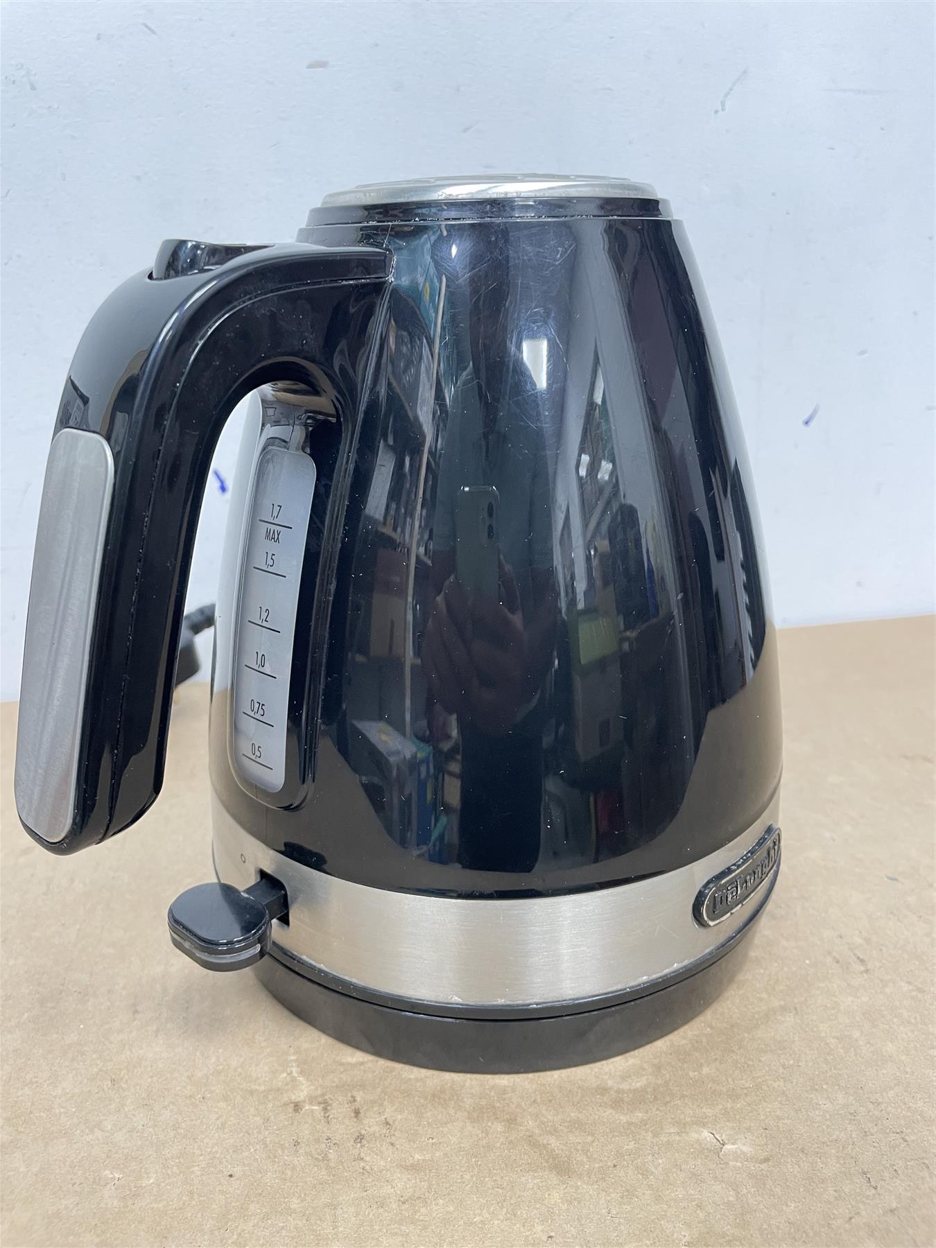 DeLonghi KBLA3001BK Active Line Kettle 360° rotating swivel base 1.7 litres